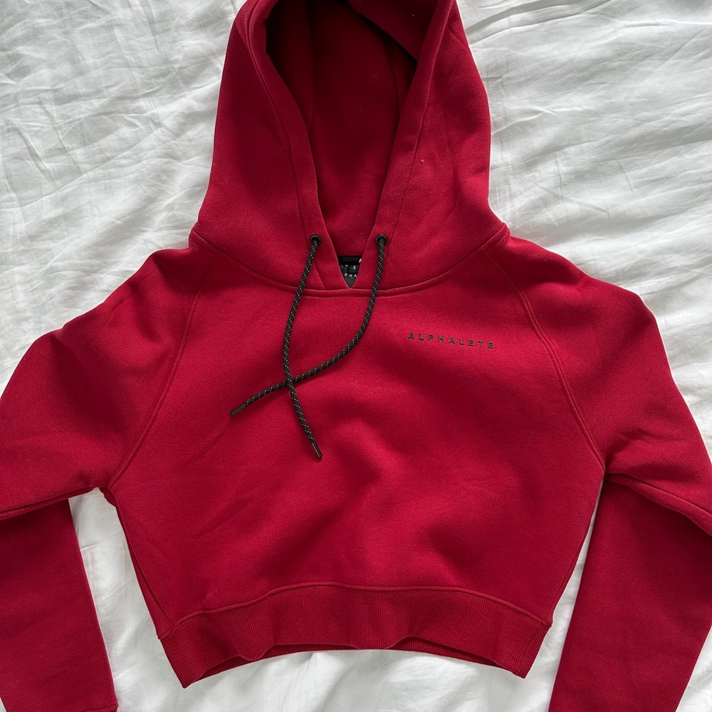 ALPHALETE WOMEN’S CROPPED HOODIE - RED